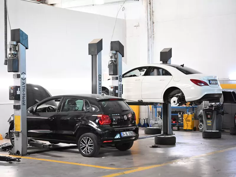 Auto King servisinden iki araç
