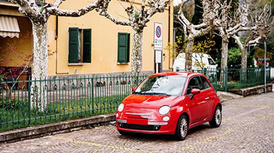 sokakta kımızı fiat 500