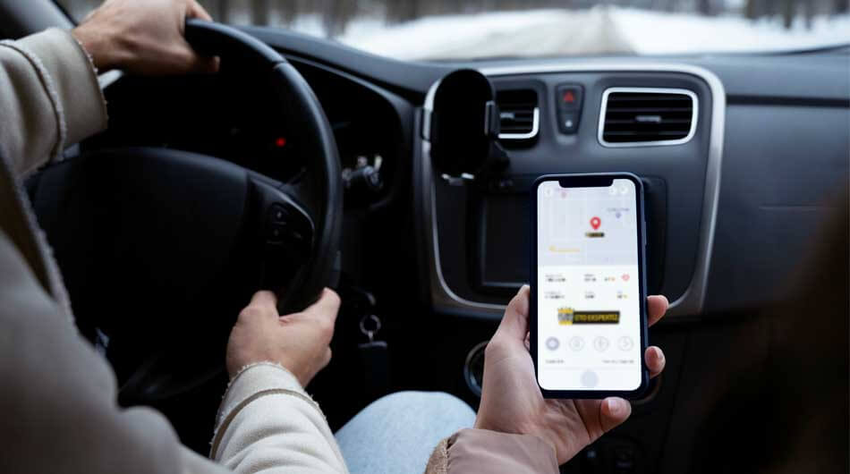 araba ile auto king servise giden iki kişi