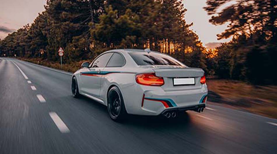 ormanlık yolda bmw