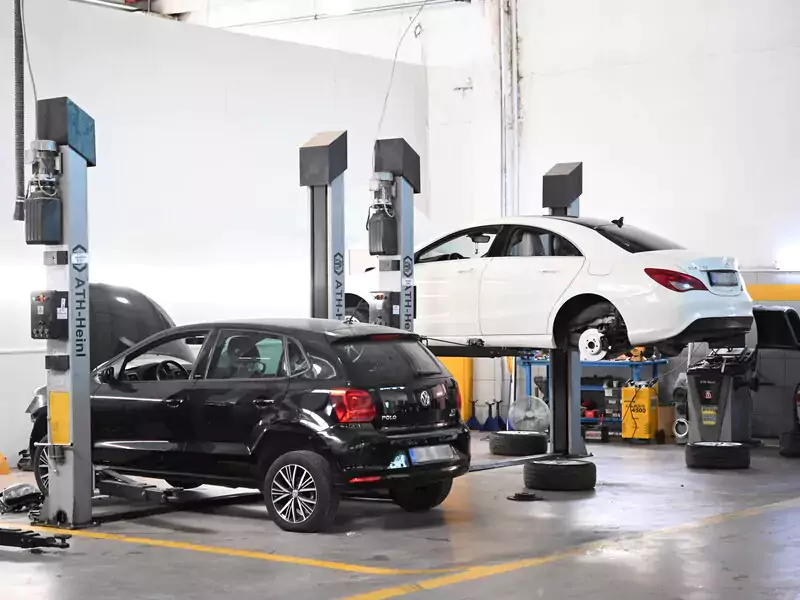 Auto King servisinden iki araç
