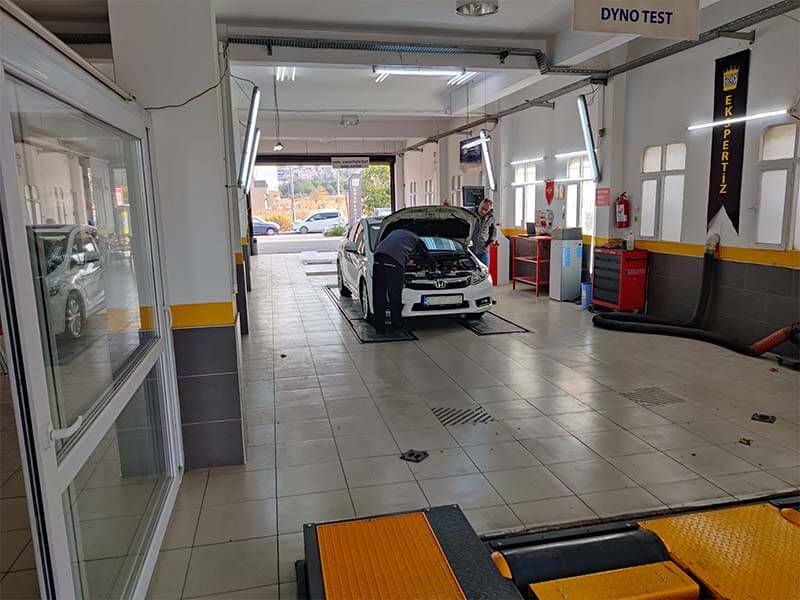İzmir Gaziemir Oto Ekspertiz iç görünüm Usta çalışıyorken