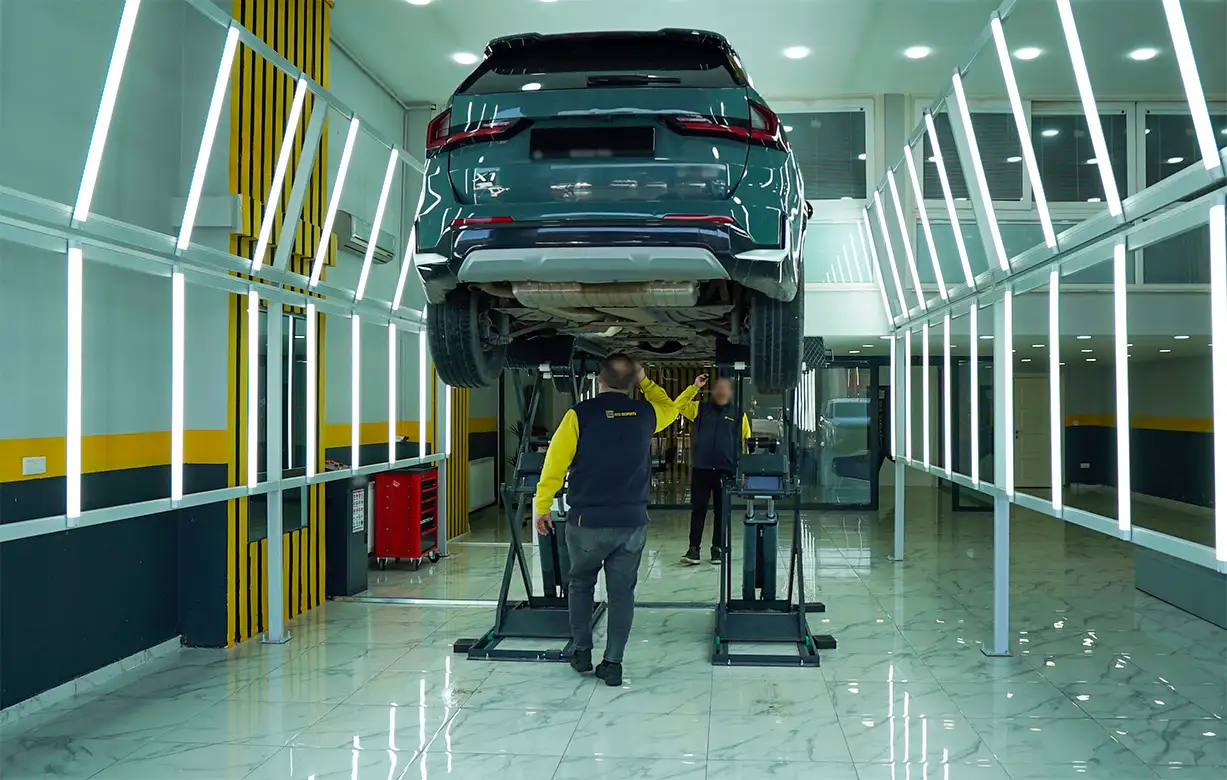 İstanbul Bağcılar Automall Oto Ekspertiz Ustalar Çalışıyorken iç görünüm